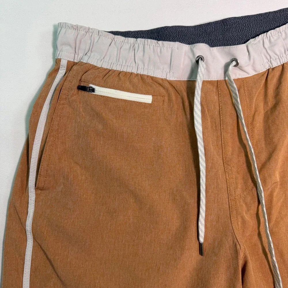 Vuori Cruise Boardshorts Mens Medium Brown Scalloped Hybrid Athletic Shorts V330